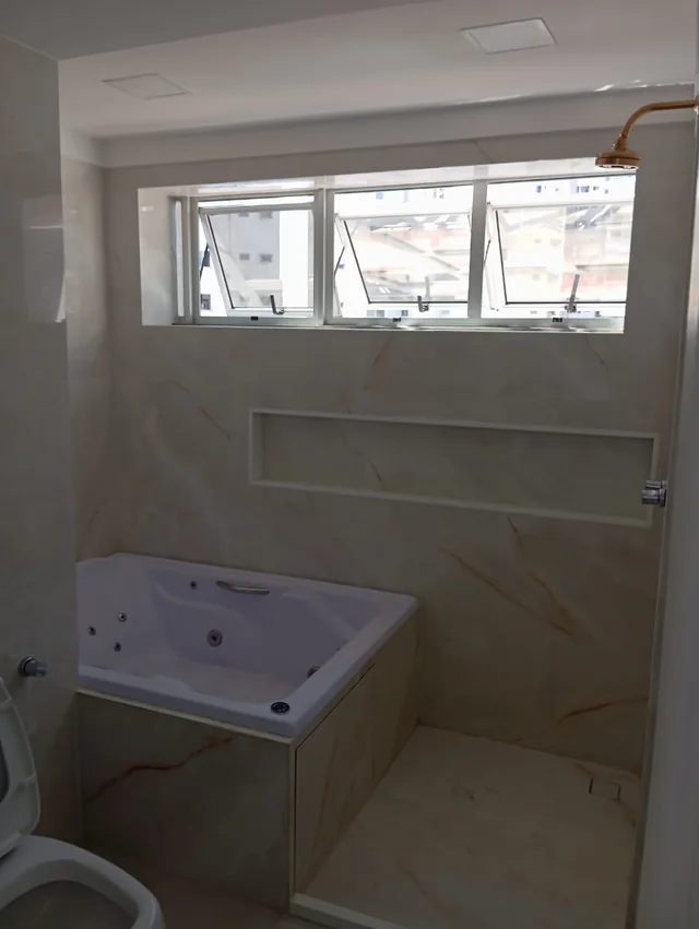 Box de vidro instalado em banheiro residencial
