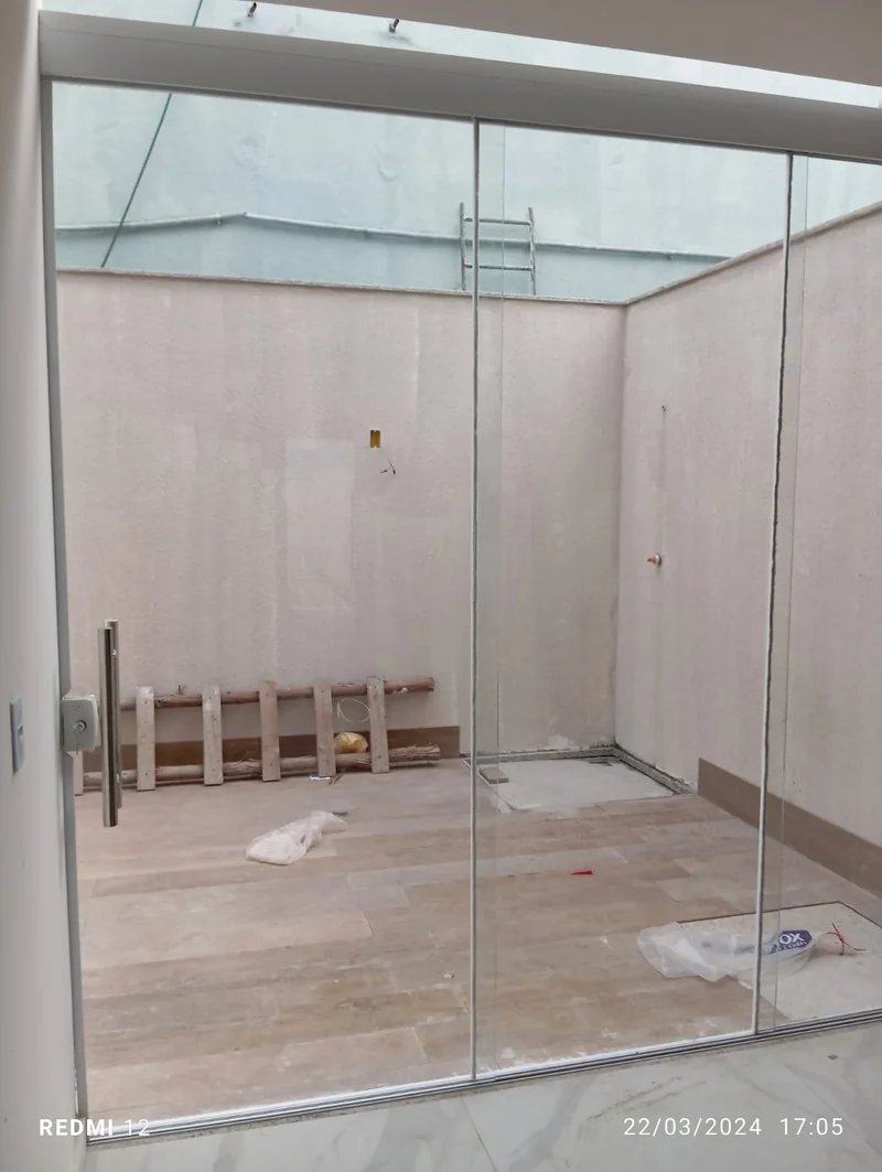 Painéis de vidro instalados em ambiente residencial